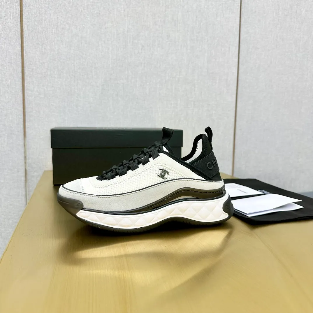 👟👟Ex-factory price 480👟👟 Women's shoe factory top version Chanel Chanel - 2023 counter top casual sports shoes This classic design; the upper is electro-embroidered with a variety of techniques; the outsole is fashionable and sporty; it is unusual to incorporate a variety of color matching elements... The diversified mix and match is very beautiful and versatile, and can be used for leisure, fashion, sports and outdoor... ꫛꫀꪝ Go➫ Material: ❶Upper is made of: original imported mercerized velvet + double-layer breathable mesh ❷Inside is made of: original imported breathable mesh ❸Outsole is based on: original TPU combination outsole Counter boutique packaging complete set Women 35-41 Men 38-46 ᅟᅠᅟᅠᅟᅠ